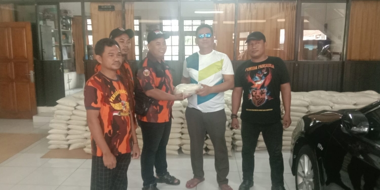 Relawan Jokowi Indonesia Robinson Akmaludin Berbagi Beras Kepada Wong Cilik