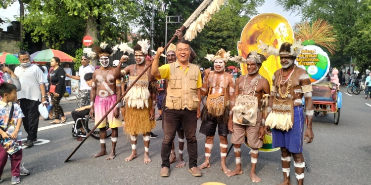 Atraksi Suku Asmat Papua Semarakkan CFD Kota Solo