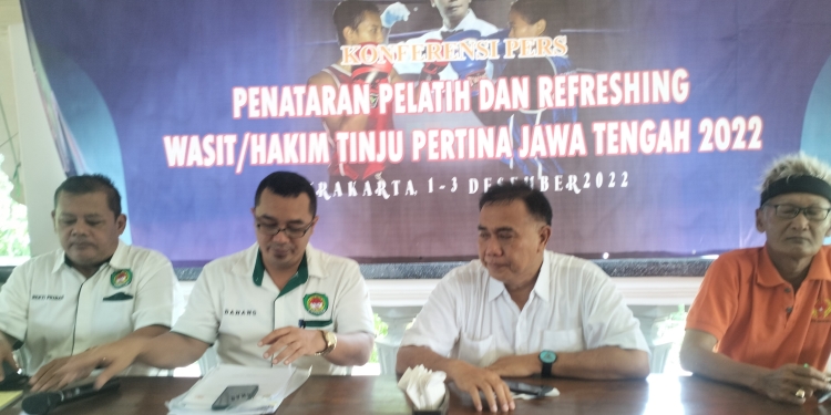 Tinju Solo Pertina Gelar Penataran Pelatih Tinju dan Refreshing Wasit/Hakim