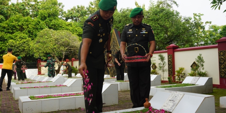 Sambut Hari Juang TNI AD, Kodim 0719/Jepara Gelar Ziarah dan Tabur Bunga di TMP Giri Dharma