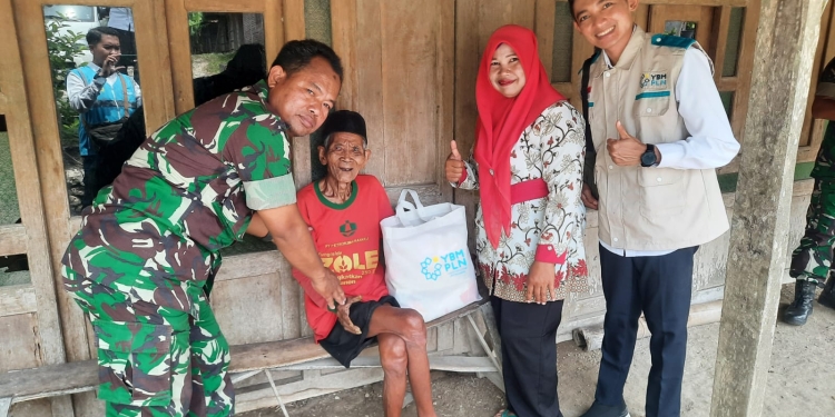Peduli Dengan Sesama, YBM PLN Surakarta Salurkan Paket Sembako