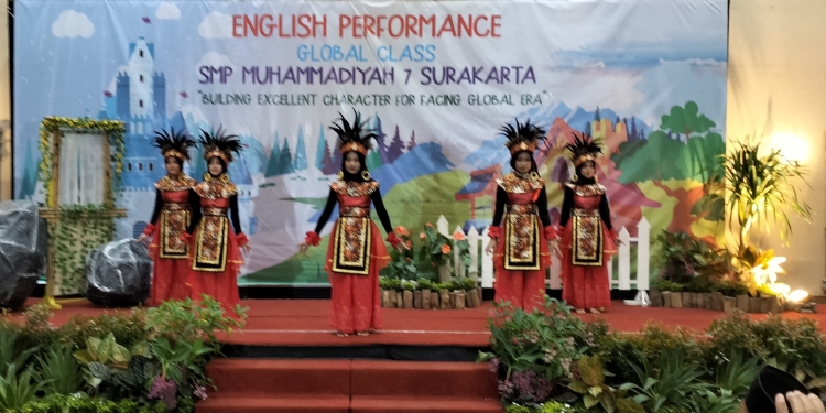 40 Siswa SMP Muhammadiyah 7 Solo Unjuk Kebolehan ajang Global Class English Performance di Sahid Raya