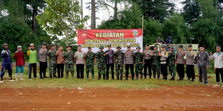 Dukung Program Pemerintah, Kodim 0719/Jepara Bersama Forkopincam Pakis Aji Lakukan Reboisasi
