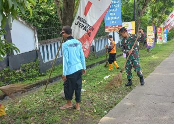 Bangun Kebersamaan, Babinsa Bersama Masyarakat Wujudkan Kebersihan Lingkungan