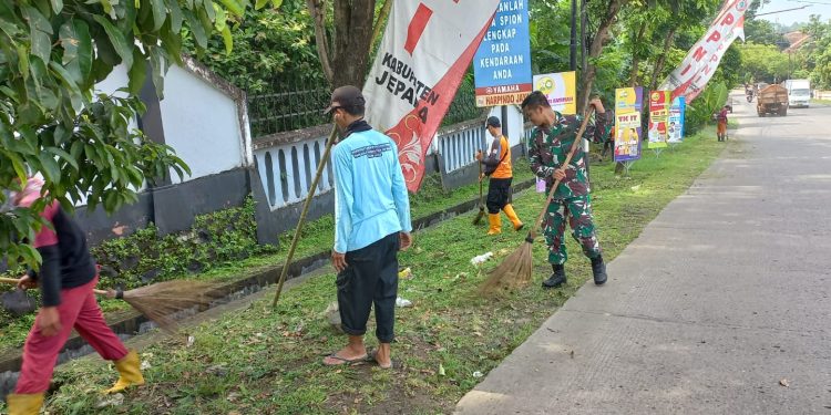 Bangun Kebersamaan, Babinsa Bersama Masyarakat Wujudkan Kebersihan Lingkungan