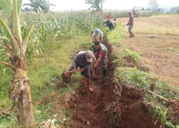Sukseskan Program Ketahanan Pangan, Babinsa Keling Bersama Petani Bangun Saluran Irigasi