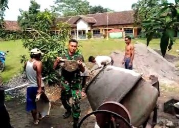 Atasi Kesulitan Rakyat, Babinsa Nalumsari Bantu Pengecoran Bangunan Gedung Perpustakaan