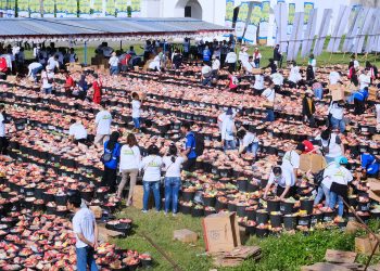 Warga Solo Serbu Bagi Bagi Sembako SBS