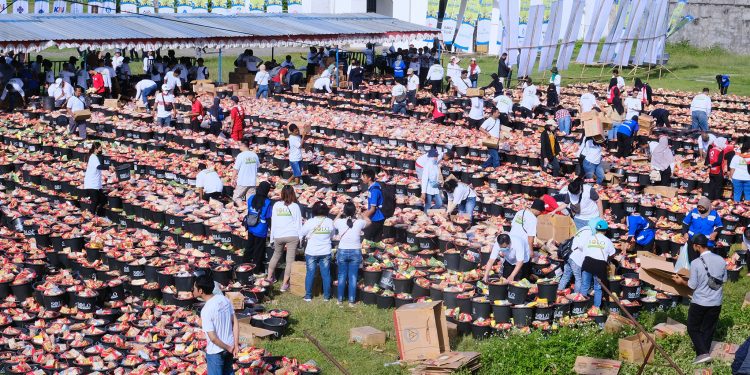 Warga Solo Serbu Bagi Bagi Sembako SBS