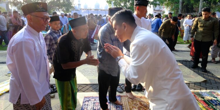 Gibran di Balkot Jokowi di Syekh Zayed , Sholat Ied Keluarga Presiden