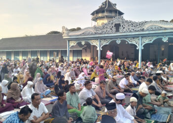 Ribuan Umat Islam Melaksanakan ibadah Salat Idul Fitri 1444 H di Keraton Kasunanan Surakarta, Jumat (21/4/2023)