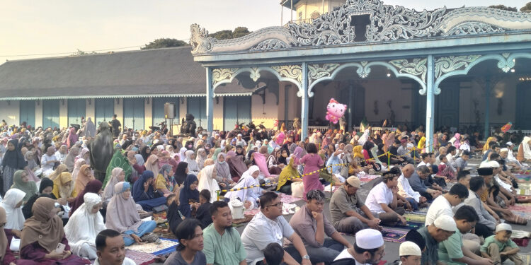 Ribuan Umat Islam Melaksanakan ibadah Salat Idul Fitri 1444 H di Keraton Kasunanan Surakarta, Jumat (21/4/2023)
