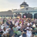 Ribuan Umat Islam Melaksanakan ibadah Salat Idul Fitri 1444 H di Keraton Kasunanan Surakarta, Jumat (21/4/2023)