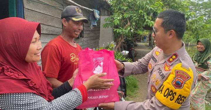 Polres Jepara Gelar Patroli Sinergitas TNI-Polri Sekaligus Bagikan Bansos