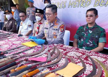 Mapolres Metro Depok Musnahkan Ribuan Botol Miras, Ratusan Sajam dan 40 Kg Ganja