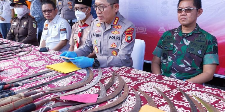 Mapolres Metro Depok Musnahkan Ribuan Botol Miras, Ratusan Sajam dan 40 Kg Ganja