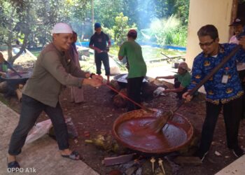 Menyambut Hari Raya Idul Fitri, Warga Pasir Putih “Ngaduk Dodol”