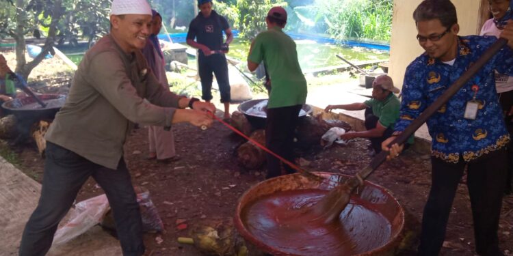 Menyambut Hari Raya Idul Fitri, Warga Pasir Putih “Ngaduk Dodol”