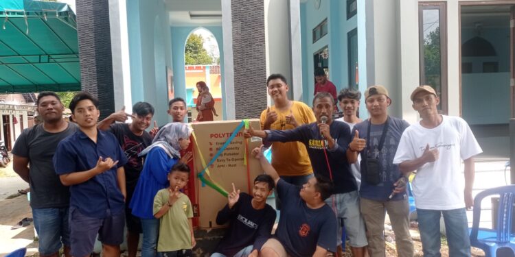 Meriahkan Lomban Ketupat, Remaja Mushola Di Jepara Adakan Festival Panjat Bambu