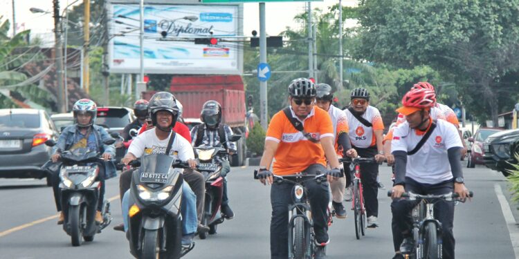 Nggowes Sepeda, 8 Pengurus PKS Kota Surakarta Daftarkan Bakal Calon Anggota DPRD ke KPUD Kota Surakarta