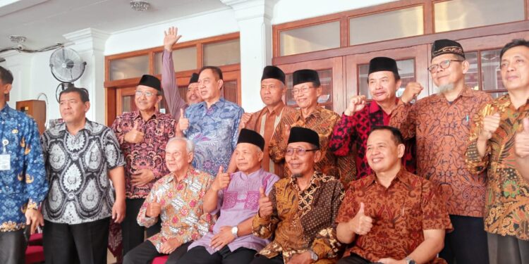 UMAR HASYIM : SIAP TAAT..!!! POLITISI MUHAMMADIYAH WAJIB TAAT PHIWM HASIL MUKTAMAR 44 TAHUN 2000