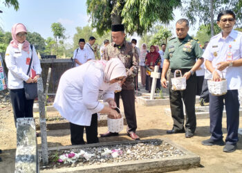 Bupati Sragen Ziarah Ke Makam Kolonel ( Purn ) Srinardi di TMP Jurug : HUT Sragen Ke-277