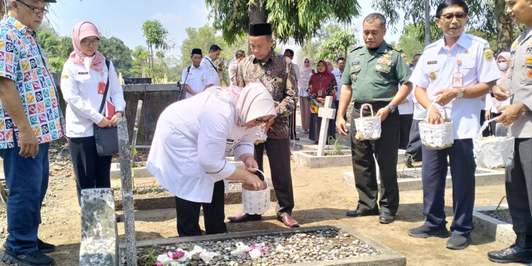 Bupati Sragen Ziarah Ke Makam Kolonel ( Purn ) Srinardi di TMP Jurug : HUT Sragen Ke-277