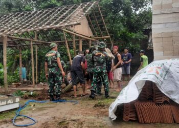 Rumah Taufik Dirobohkan Anggota Satgas TMMD Sengkuyung Kodim Jepara