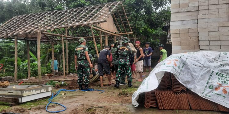 Rumah Taufik Dirobohkan Anggota Satgas TMMD Sengkuyung Kodim Jepara