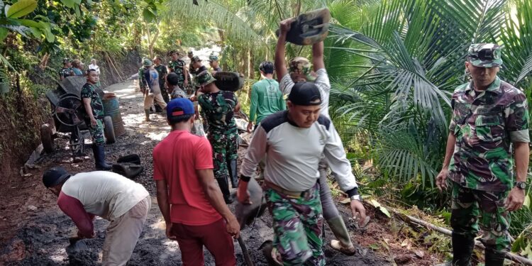 Hari Kedua Anggota Satgas TMMD Sengkuyung Kodim Jepara, Kebut Pengecoran Jalan