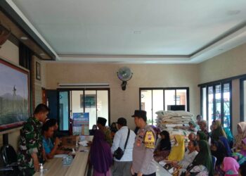 Babinsa Desa Jugo Berikan Pengamanan Penyaluran PKH