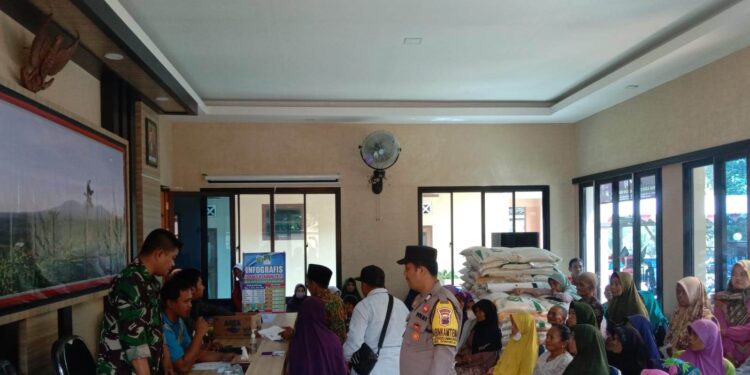 Babinsa Desa Jugo Berikan Pengamanan Penyaluran PKH