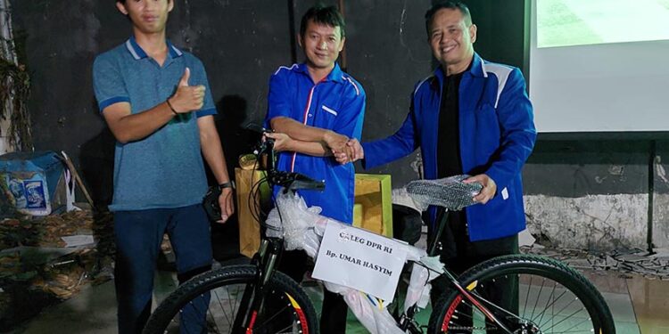 FIFA Frendlygame, Umar Hasyim PAN, Beri Doorprice Sepeda Warga Tipes Solo Saat Nonbar