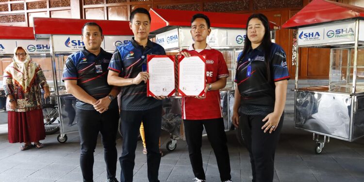 Gibran Solo Beri Gerobak CSR SHA Foundation dari PT SHA Solo Industrial Fuel & Marine Agent