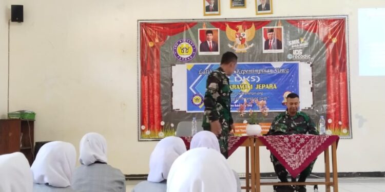 Bentuk Generasi Muda Berpotensi Dua Anggota Koramil 08/Keling Berikan Materi Wasbang