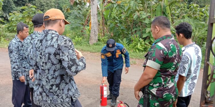Antisipasi Bahaya Kebarakaran, Babinsa Sukosono Ikut Pelatihan Penggunaan APK