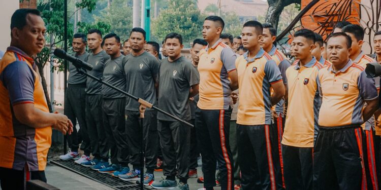 Sambut Hari Bhayangkara Ke- 77, Anggota TNI – Polri Jepara Bersih-Bersih Museum R.A Kartini