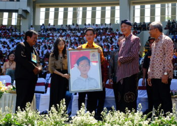 Gibran Solo & Ganjar Capres Hadiri Ibadah Syukur dan Perayaan Hari Lanjut Usia Nasional Sinode GKJ 2023 di Stadion Manahan