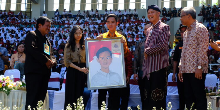 Gibran Solo & Ganjar Capres Hadiri Ibadah Syukur dan Perayaan Hari Lanjut Usia Nasional Sinode GKJ 2023 di Stadion Manahan