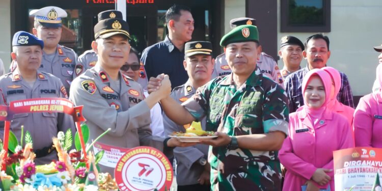 Kasdim 0719/Jepara Beri Kejutan Wakapolres di Hari Bhayangkara Ke-77