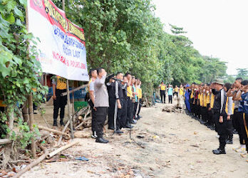 Sinergi Ratusan Polisi dan Masyarakat Bersihkan Sampah di Pantai Teluk Awur
