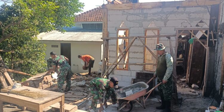 Minggu Pertama Pembangunan RTLH, Program TMMD Sengkuyung Tahap II Kodim 0719/Jepara Mulai Pasang Bata Hebel