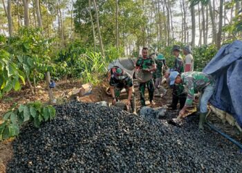 Satgas TMMD Sengkuyung Tahap II Kodim 0719/Jepara dan Warga Terus Kebut Pengecoran Jalan