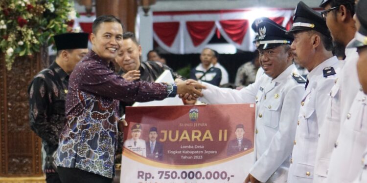Hadiri Resepsi Kemerdekaan, Dandim 0719/Jepara Turut Serahkan Hadiah Pemenang Lomba Desa