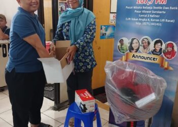Pakai Media Radio , Caleg PAN DPR RI  Dapil 5 Jateng Bagi Bagi Hadiah di Pasar Klewer