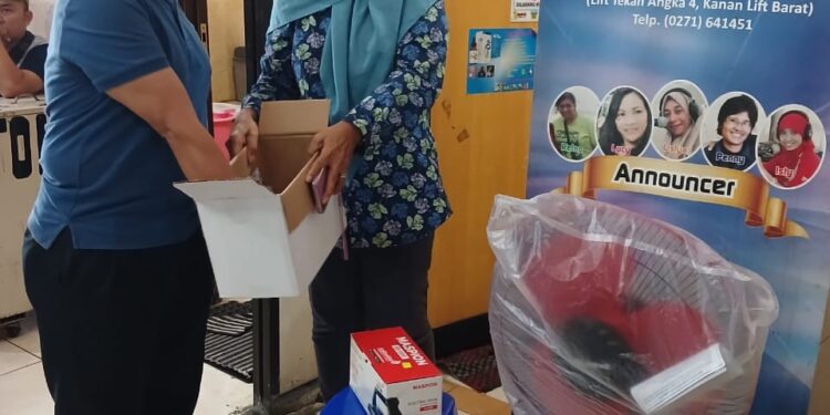 Pakai Media Radio , Caleg PAN DPR RI Dapil 5 Jateng Bagi Bagi Hadiah di Pasar Klewer