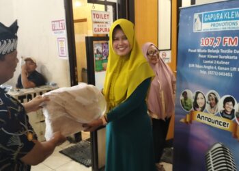 Pedagang Pasar Klewer Kota Solo Disapa Caleg DPR Dapil 5 Jateng, Bagi Hadiah via Radio Gapura Klewer