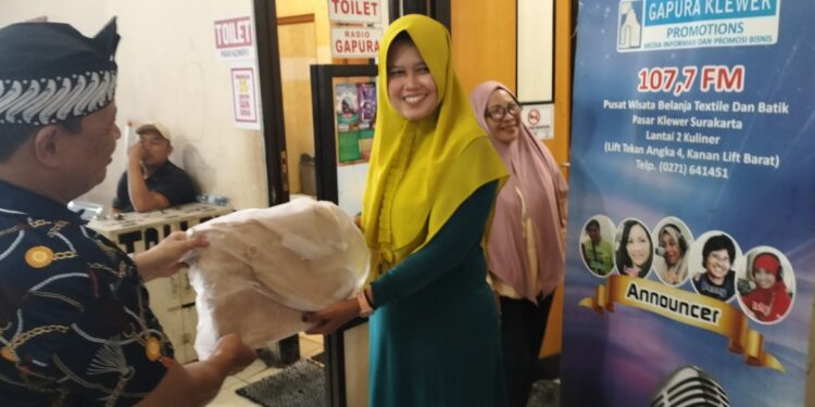 Pedagang Pasar Klewer Kota Solo Disapa Caleg DPR Dapil 5 Jateng, Bagi Hadiah via Radio Gapura Klewer