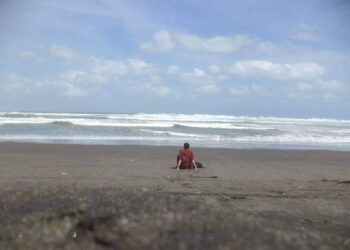 Fenomena Mematikan Tidak Boleh Memakai Baju Hijau di Pantai Selatan