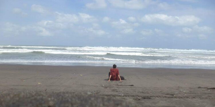 Fenomena Mematikan Tidak Boleh Memakai Baju Hijau di Pantai Selatan